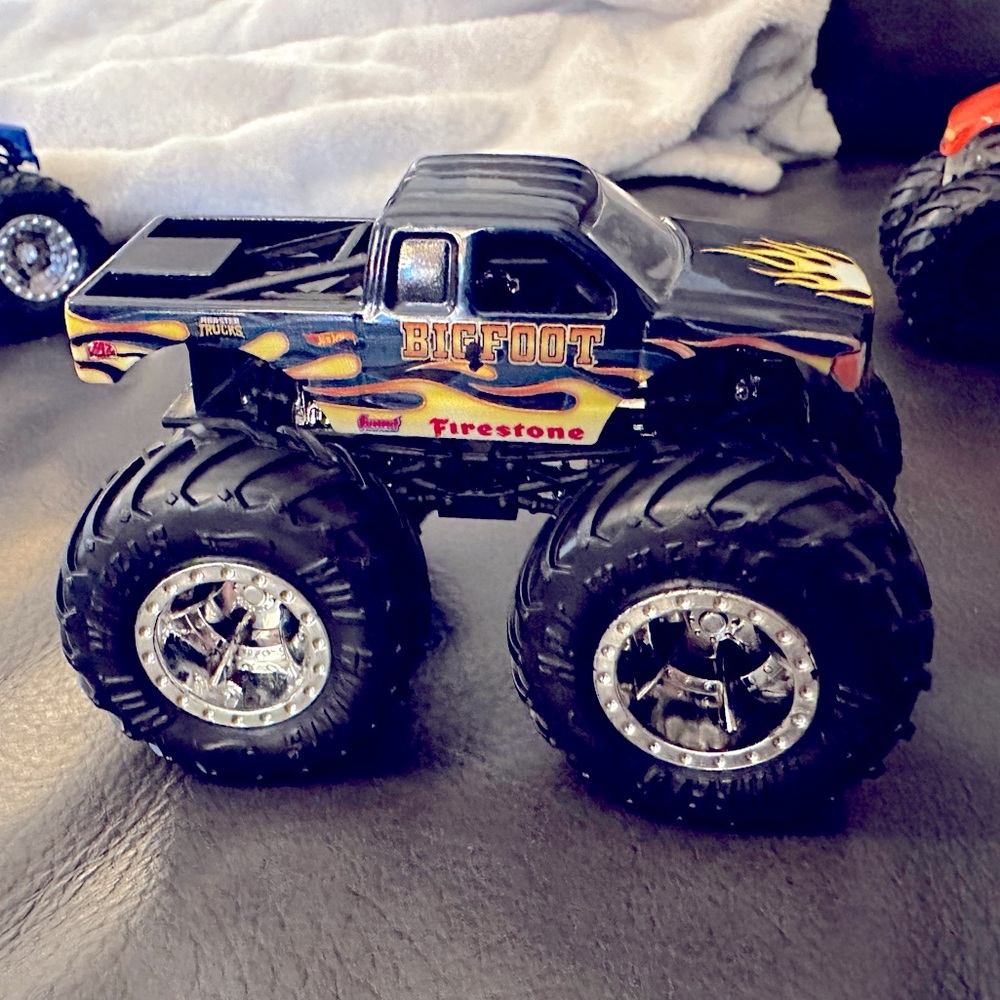 Hot Wheels Monster Trucks 🔹BIGFOOT Legacy Collectors Set, 1:64 Scale, Set of 5 - Picture 6 of 13